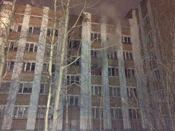 На пятом этаже горевшего общежития в Ухте дали свет