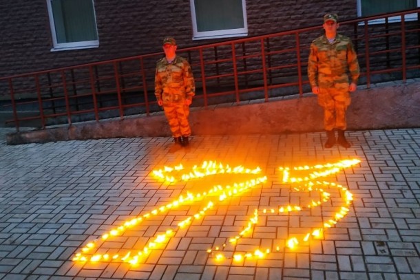 В Сыктывкаре военнослужащие зажгли «Свечи Памяти» с юбилейной датой Победы