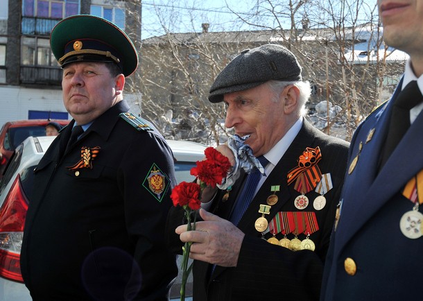 В Воркуте военные устроили для ветерана мини-парад в День Победы