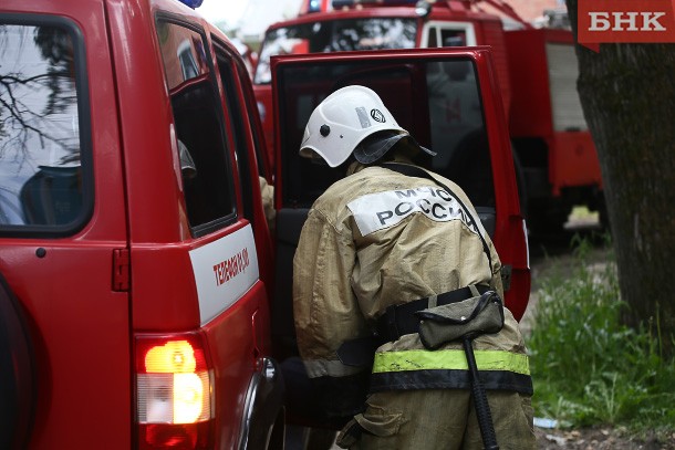 Под Воркутой на пожаре добровольцы спасли двух человек