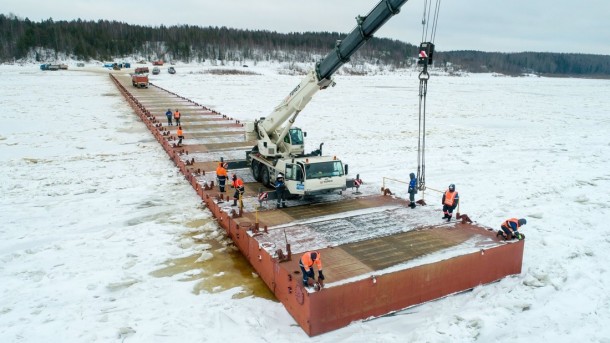 ООО «Газпром трансгаз Ухта» ведет работы по устройству понтонного моста через Печору