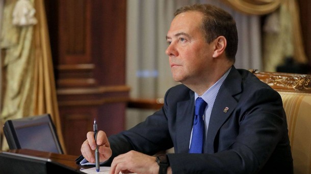 Защита прав пенсионеров, поддержка педагогов – Дмитрий Медведев провел прием граждан