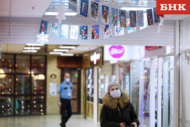 «Мы уже задыхаемся»: сотрудников и посетителей ТРЦ Сыктывкара призвали носить маски, несмотря на неудобства