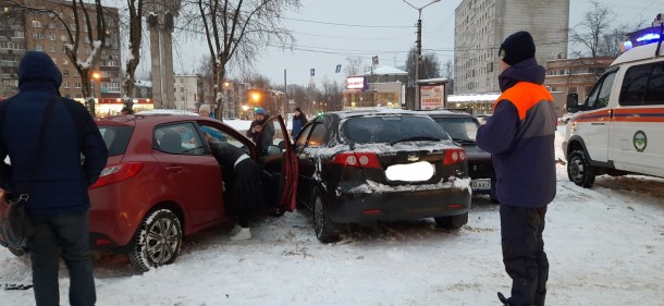 В Сыктывкаре из-за хозяйки Mazda досталось двум машинам и ограждению «кольца»