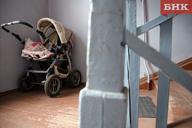 Россиянам запретили оставлять детские коляски и санки под лестницами