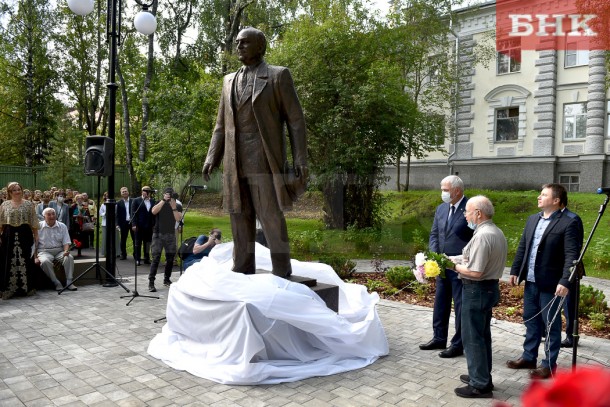 В столице Коми появился памятник человеку-эпохе