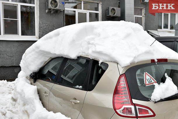 Автоэксперт объяснил, почему опасно ездить со снегом на крыше