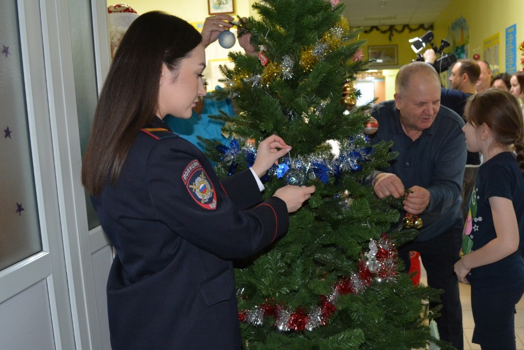 В Сыктывкаре полицейские с Дедом Морозом посетили пациентов РДКБ