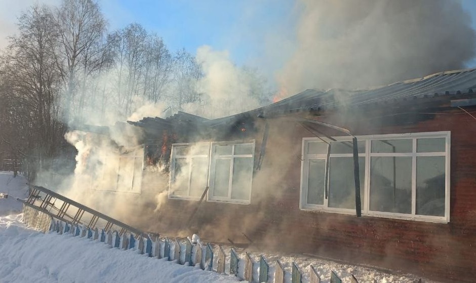 В койгородском селе загорелась школа