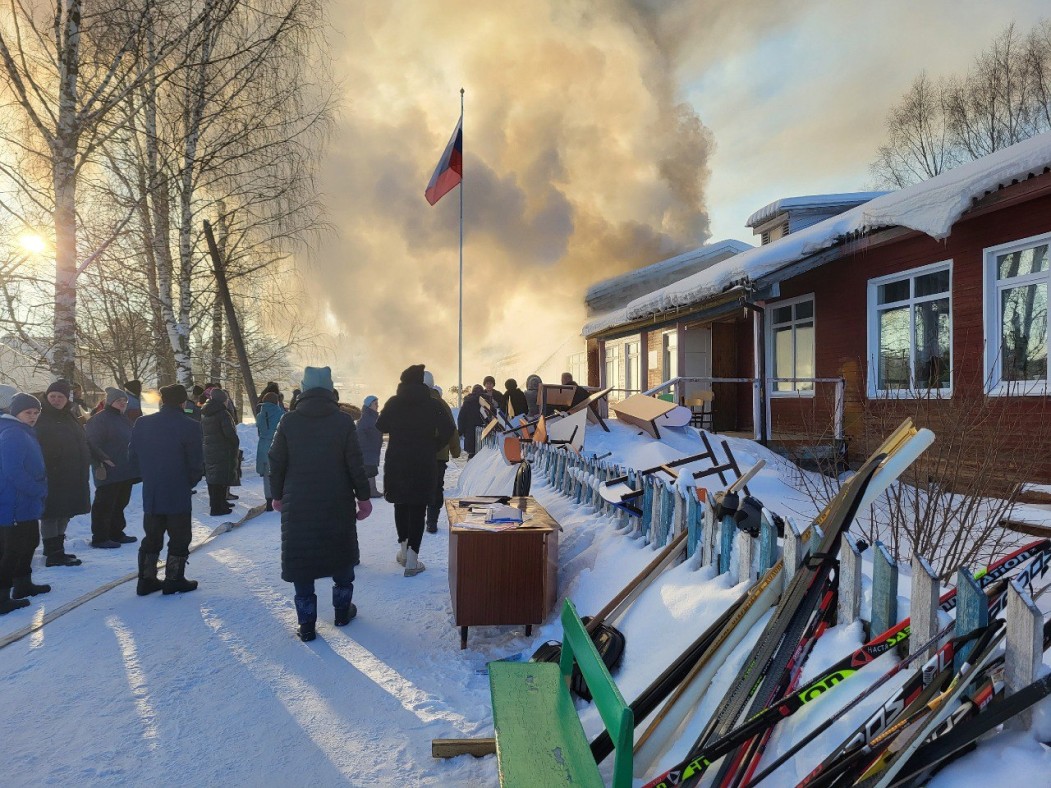 В койгородской Гриве местные жители присоединились к разбору сгоревшей школы