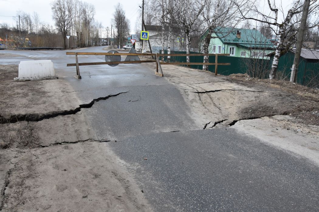 В Койгородке провалилась дорога к аварийному мосту