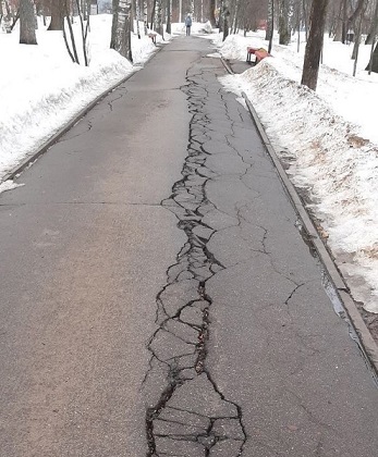 В сыктывкарском парке лопнувший асфальт не смогут отремонтировать по гарантии