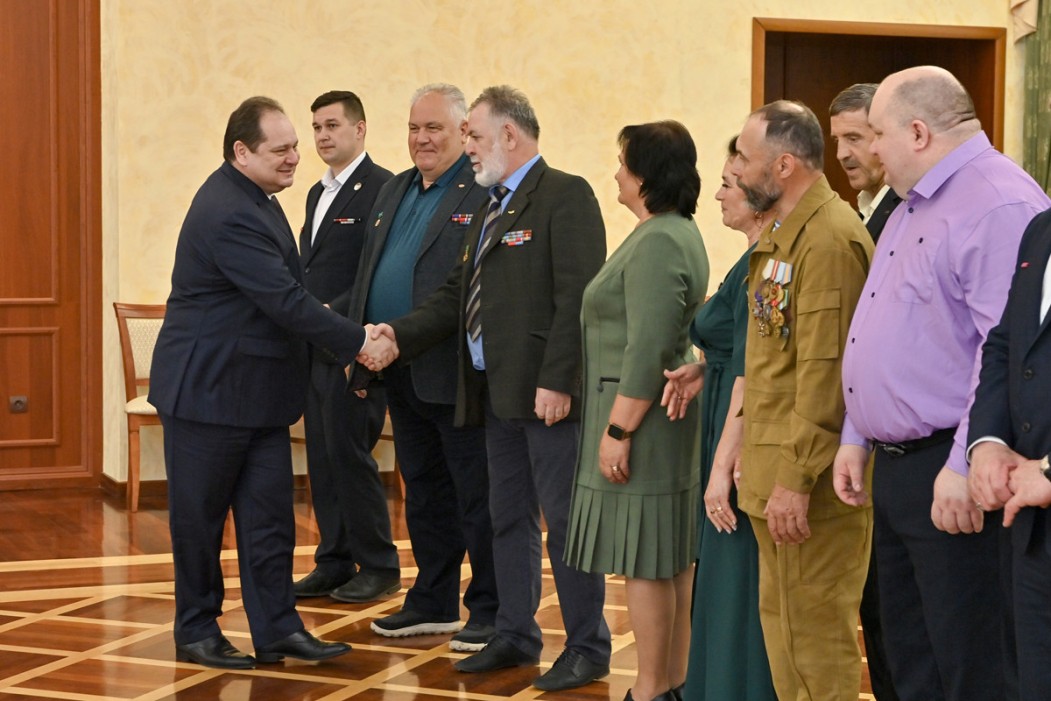 Памятник Мотороле и помощь фронту: Ростислав Гольдштейн встретился с ветеранами боевых действий