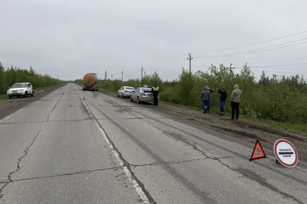 Под Усинском иномарка столкнулась с большегрузом