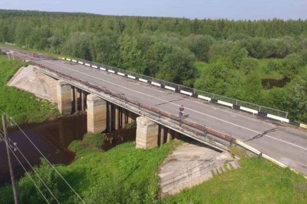 Подрядчик завершил ремонт демонтированных балок на мосту в Усть-Куломском районе