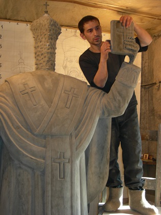 Андрей Галушкин работает на памятником Стефану Пермскому.jpg
