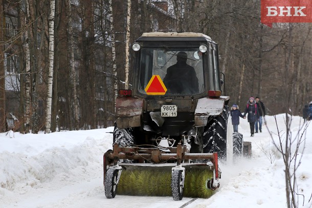 С улиц Сыктывкара продолжают вывозить снег