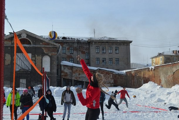 В Воркуте прошел уличный турнир по снежному волейболу