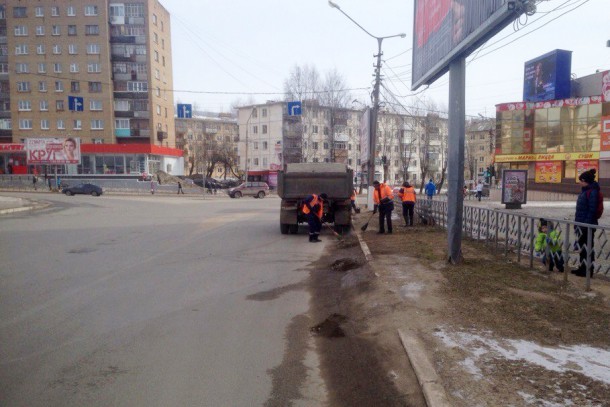 Коммунальщики Сыктывкара взялись за уборку центральных улиц от песка