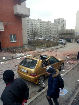 Очевидцы сообщили о двух сильных хлопках в жилом доме в Санкт-Петербурге