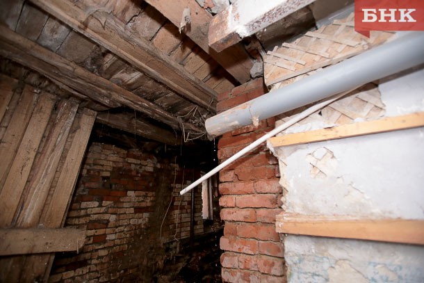 В Сыктывкаре обрушилась перегородка в подвале жилого здания