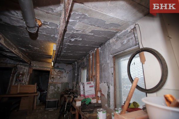 Дом с рухнувшей стеной в Сыктывкаре был подмыт ливневыми и канализационными стоками