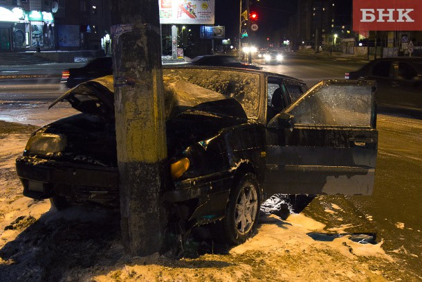 На улице Морозова в Сыктывкаре в результате ДТП загорелся автомобиль