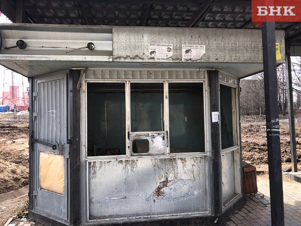 Народный корреспондент: «Автобусную остановку в столице Коми превратили в помойку»