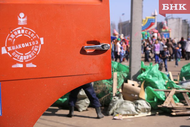 Жители Эжвы на субботнике собрали КамАЗ мусора