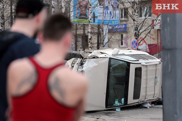 Виновницу тройного ДТП в центре Сыктывкара проверят на алкоголь