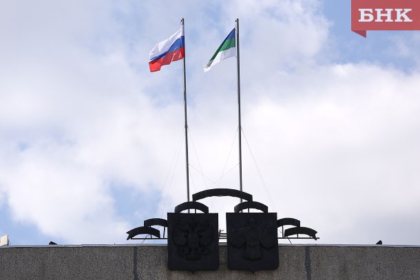 Флаг Коми развернут у самого северного столба Государственной границы России
