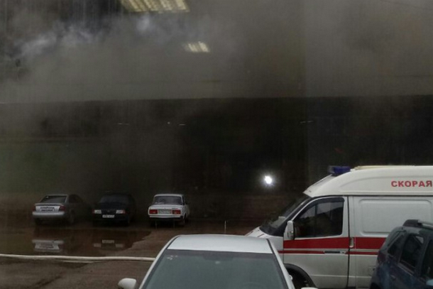 В Ухте пожарные борются с огнем на продуктовых складах