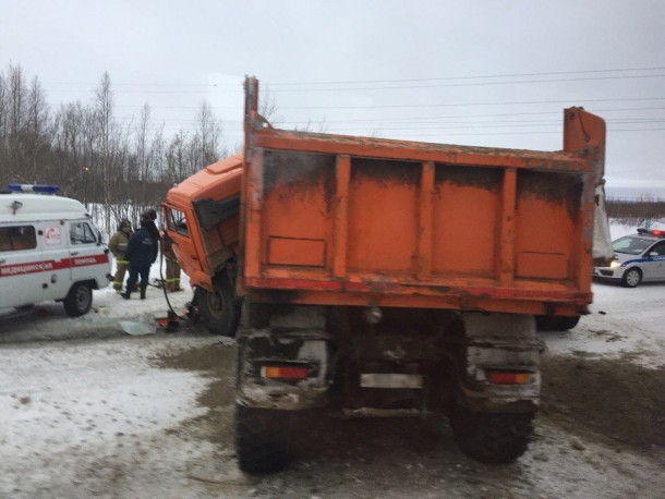 В столкновении двух большегрузов под Усинском пострадали водитель и пассажир МАЗа