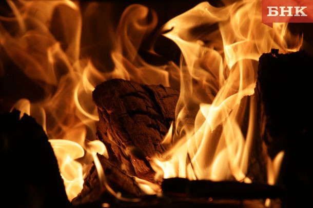 В Печоре из-за неосторожного обращения с огнем сгорел дом