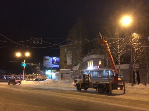 В Сыктывкаре приступили к новогоднему украшению улицы Коммунистической