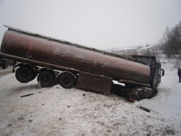В Вологодской области в лобовой аварии с бензовозом погиб водитель из Коми
