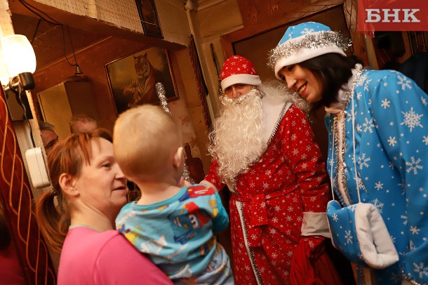 В Сыктывкаре «Полицейский Дед Мороз» навестил ребят из малообеспеченных семей