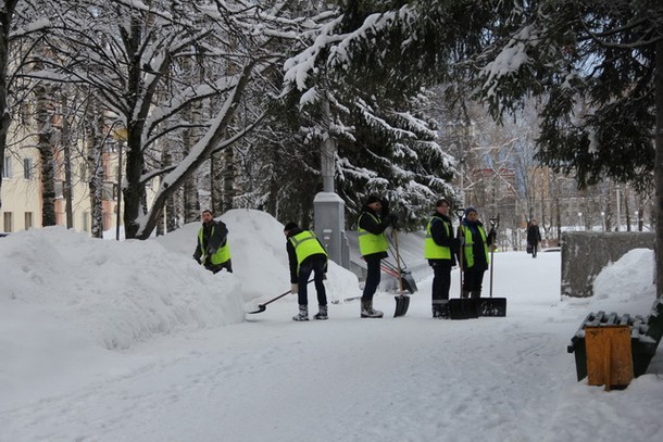 Власти и общественники проверили уборку снега в Сыктывкаре