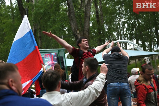 Сыктывкарцы отмечают на улицах исторический успех российских футболистов 