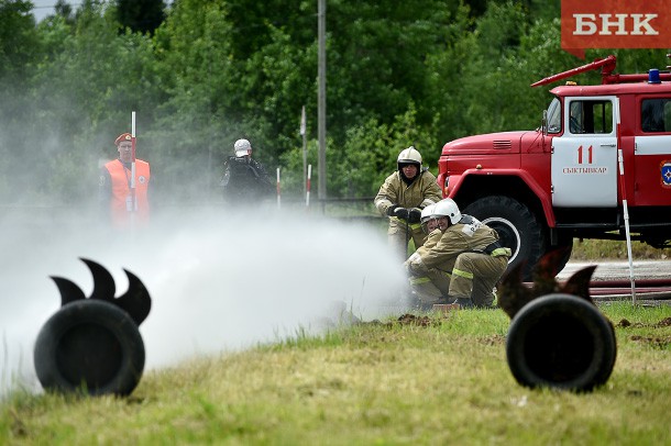 Сыктывкарские спасатели оказались лучшими в пожарном биатлоне