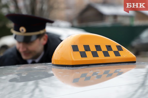 Сыктывкарские приставы сняли с рейса таксиста-должника