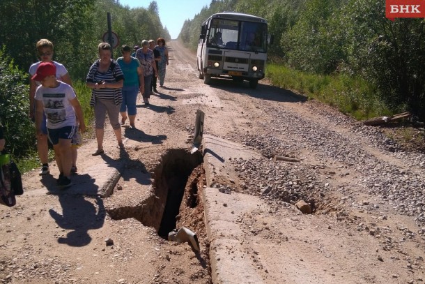 Народный корреспондент: «Автобус Кослан - Ёдва паркуется в дорожной яме»