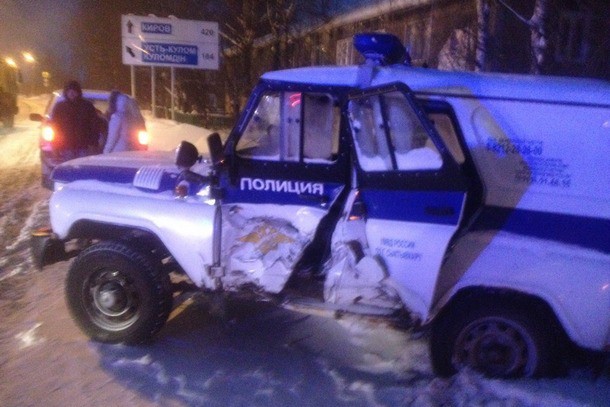 В Сыктывкаре полицейский УАЗ не разъехался с «Нивой»