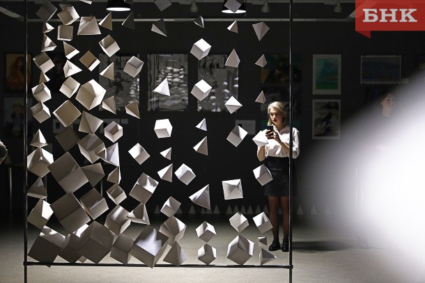 «Это мои мюсли»: студенты-дизайнеры превратили открытие выставки в театральное действо