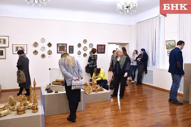 Юбилейная выставка Валерия Торопова: глиняные фигурки и берестяные чайные наборы