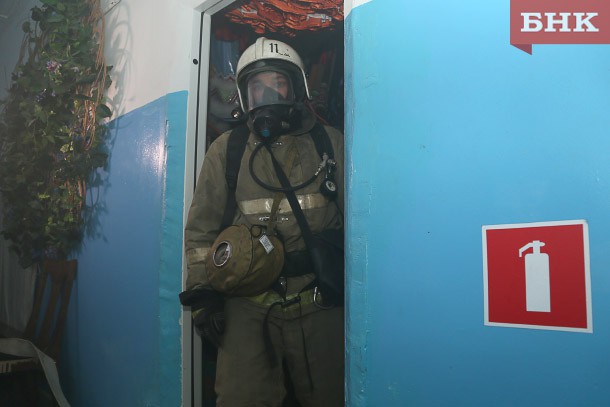 Жителей дома в Сосногорске разбудила полыхающая дверь