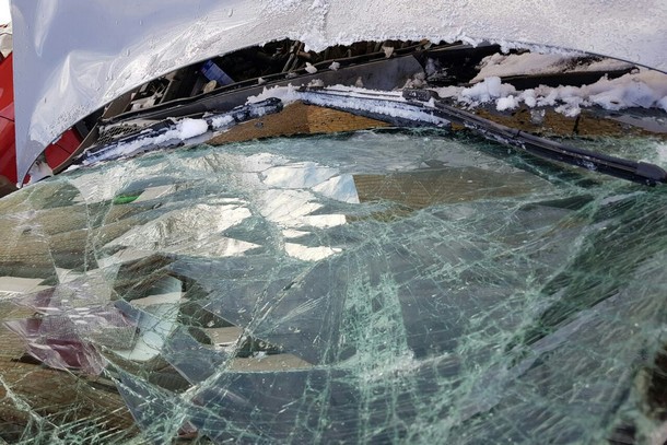Снежная глыба с крыши администрации Прилузья разбила две иномарки