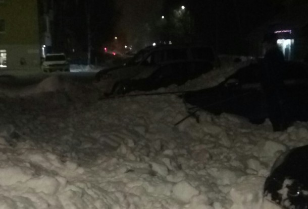 В ухтинском поселке машины попали под снежную лавину