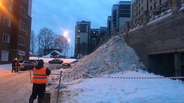 Глаз народа: «В Сыктывкаре снег сваливали прямо на машины»