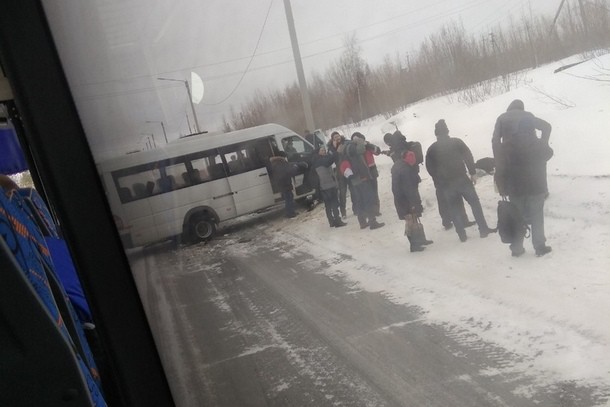 В столкновении микроавтобуса и «десятки» в Усинске нет серьезно пострадавших – Минздрав
